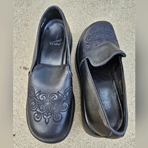 Like new black Dansko clog with filigree marking on the tops. Size 37 - Picture 8 of 8